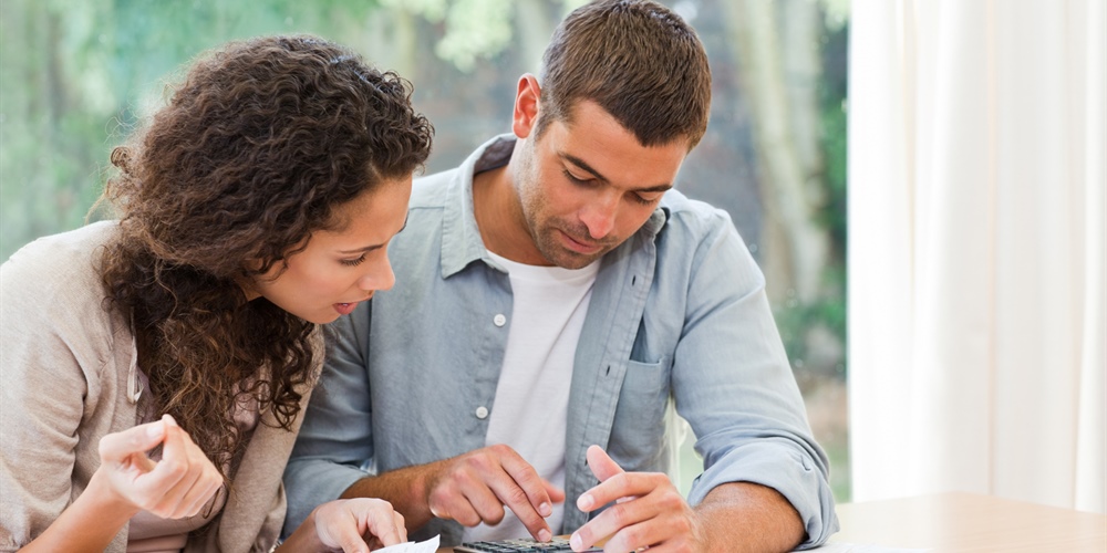 Imagen pareja leyendo documentos