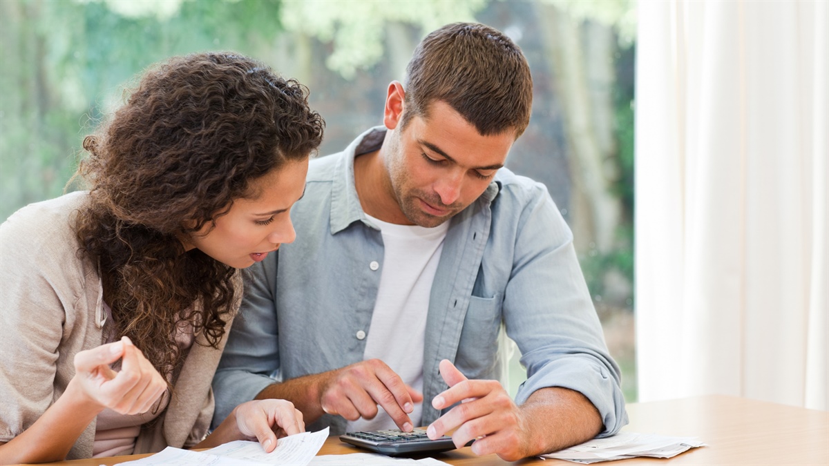 Imagen pareja leyendo documentos