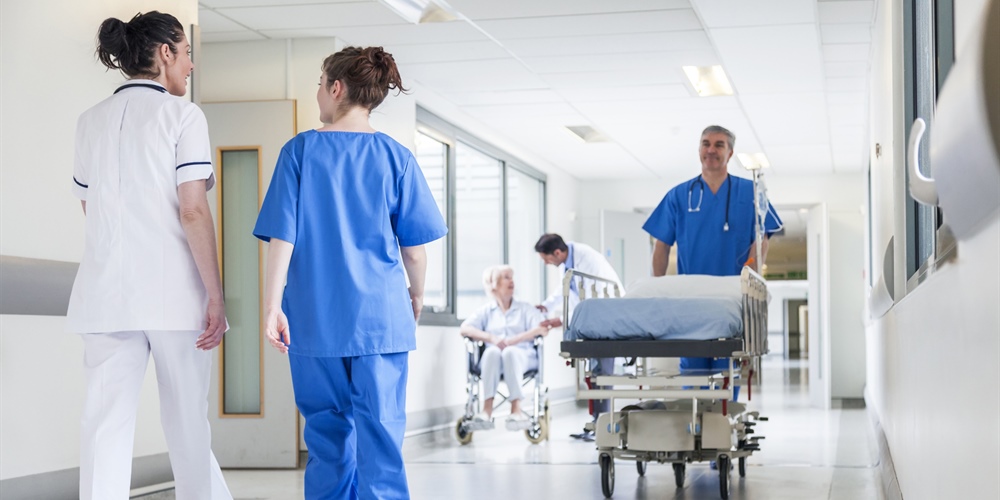 Imagen de enfermeros y médicos en hospital