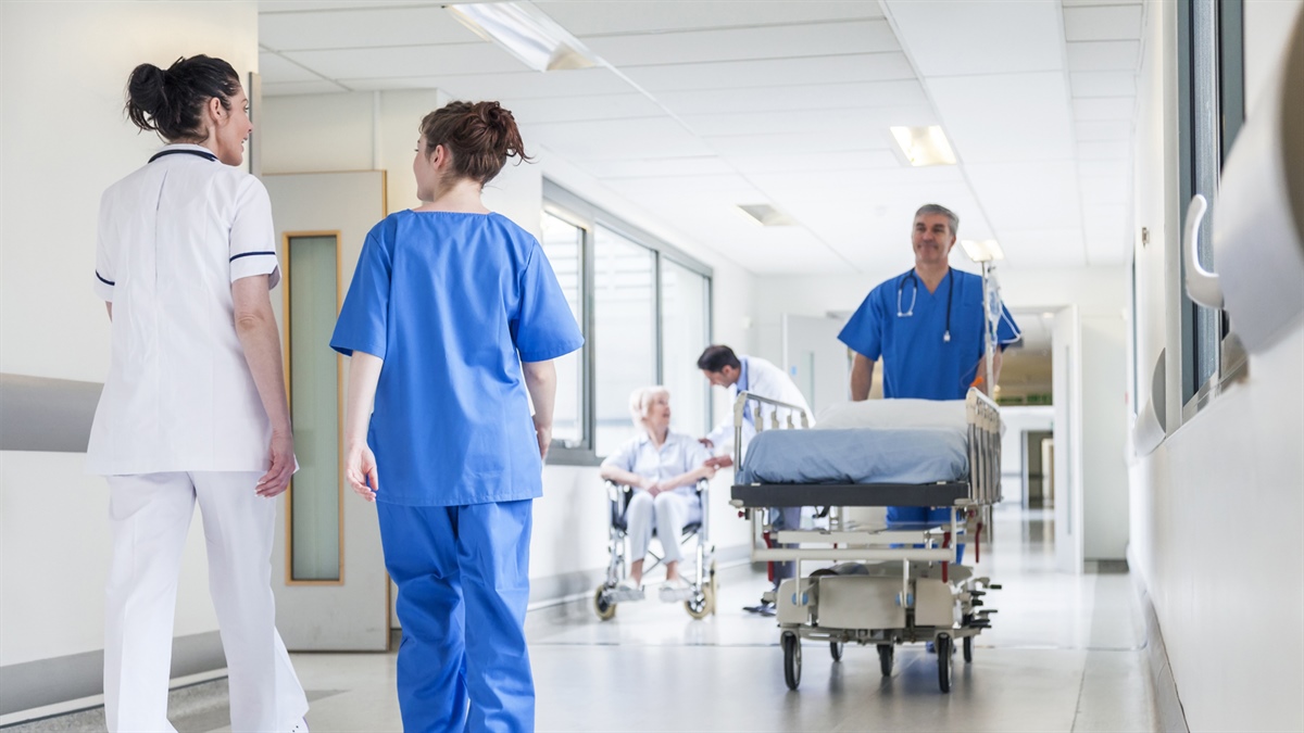 Imagen de enfermeros y médicos en hospital