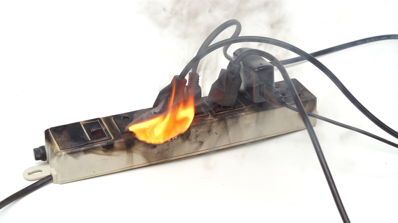 Prevengamos los riesgos eléctricos en nuestras viviendas