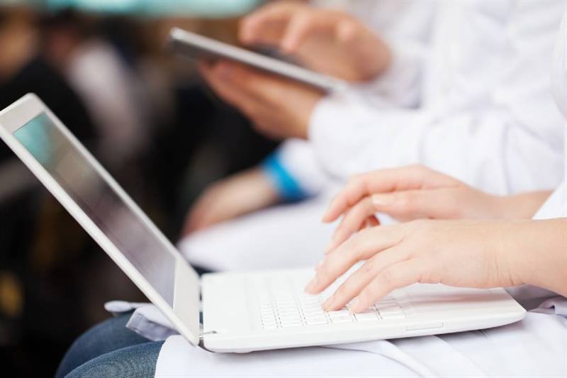 Acceso a la información pública - manos tecleando en un pórtatil