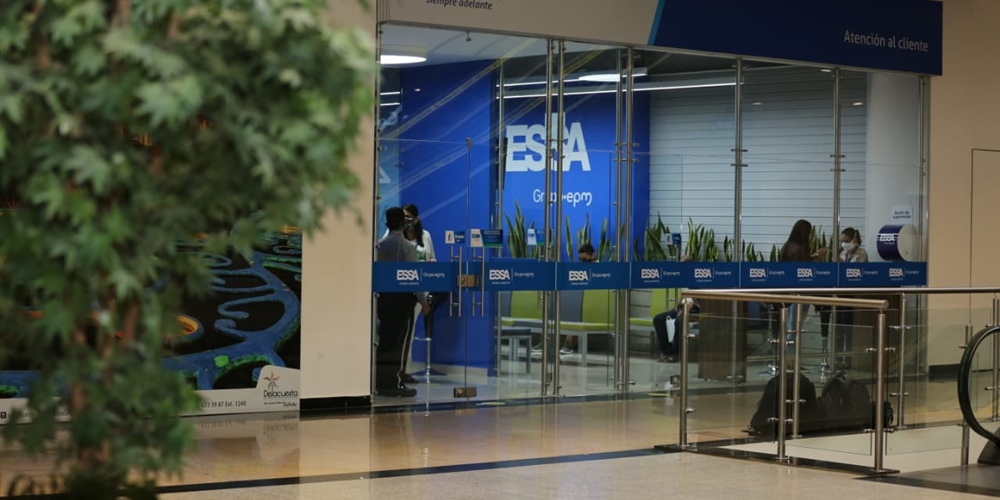 Abrimos la oficina de atención para clientes y usuarios En el Centro Comercial Delacuesta