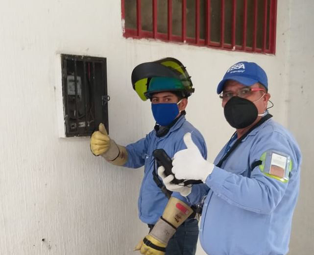Fotografía técnicos de ESSA revisando medidor