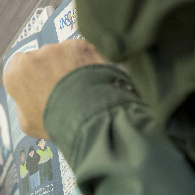 Mano de un policía sobre documento