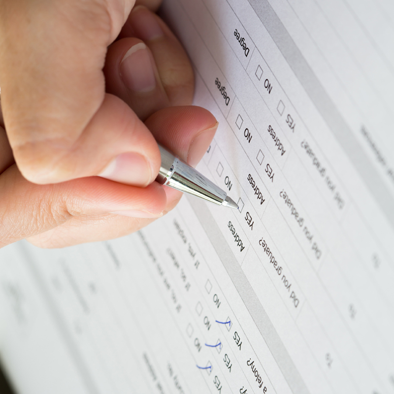 Imagen usuario llenando formulario de registro: Actualiza tus datos de hogar