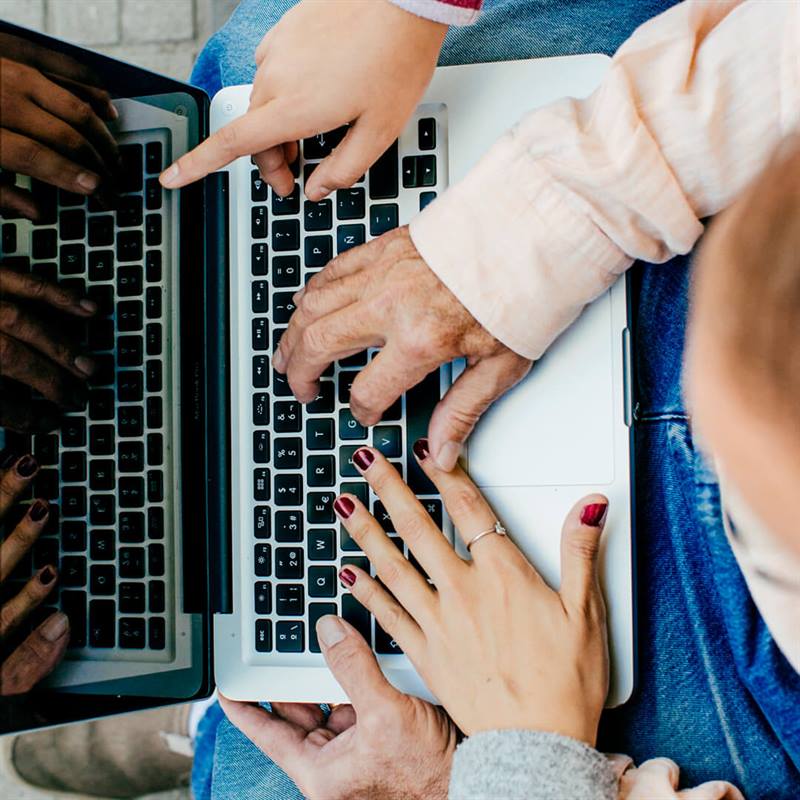 Imagen personas manos utilizando portatil