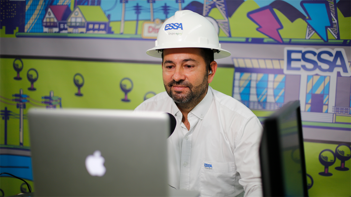 Fotografía funcionario guardián de la buena energía