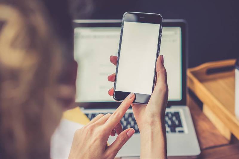 Persona utilizando dispositivo móvil: Facturas y Certificados