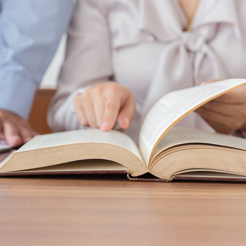 Imagen personas leyendo documento