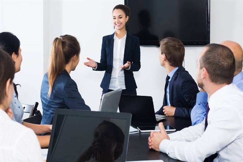 Imagen personas en reunión: Compras menores