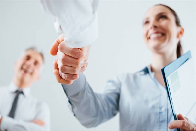 Imagen de personas estrechando manos: Procesos abiertos NEON