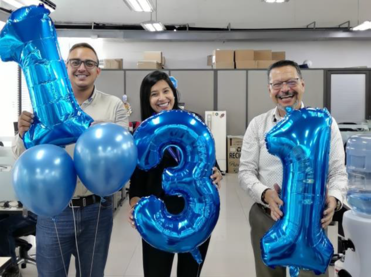 trabajadores ESSA con globos azules con el número 1, 3 y 1 trabajadores ESSA con globos azules con el número 1, 3 y 1