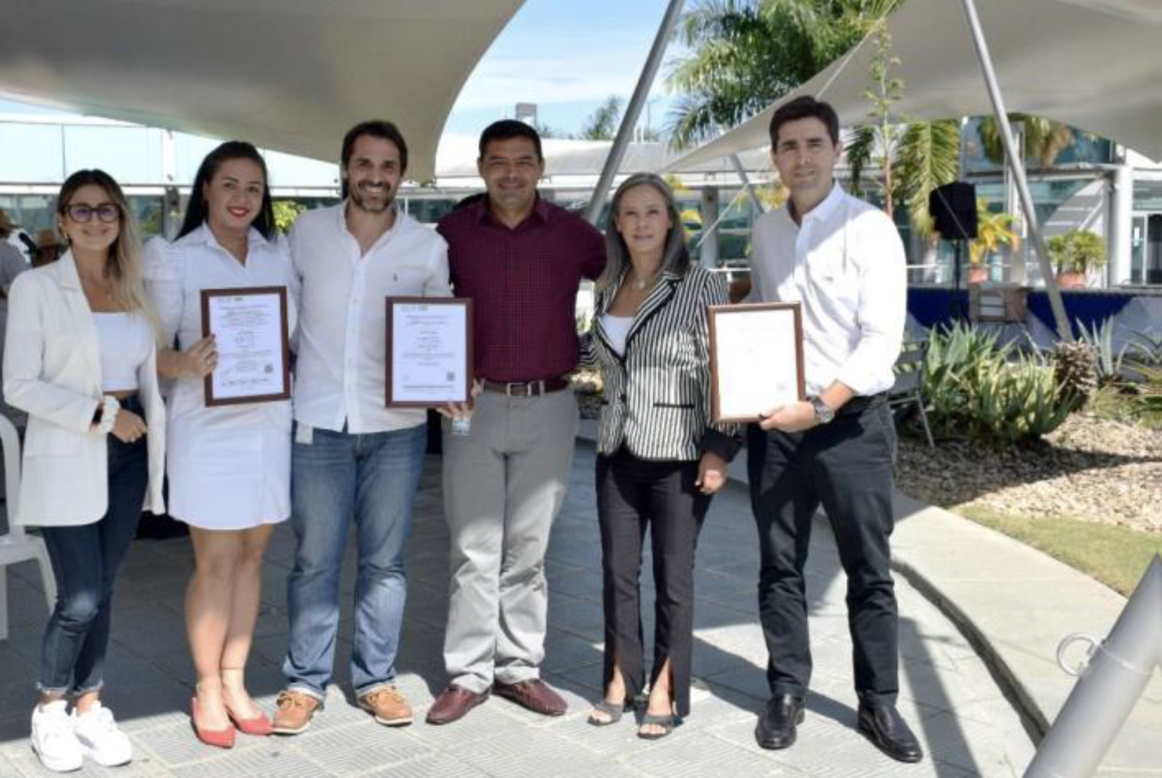 Fotografía de Gente ESSA celebrando el logro de las certificaciones ISO Fotografía de Gente ESSA celebrando el logro de las certificaciones ISO