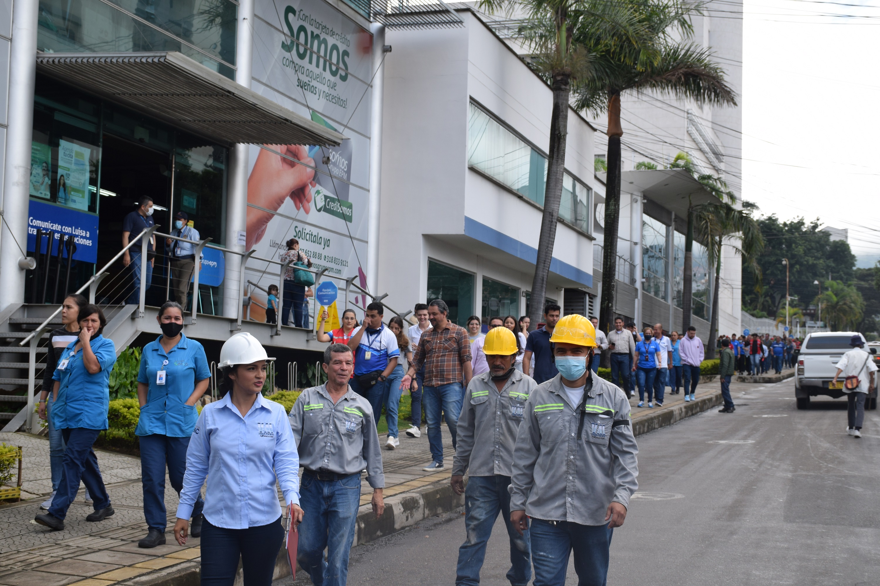 contratistas y trabajadores de ESSA evacuando por el simulacro departamental de atención de emergencias contratistas y trabajadores de ESSA evacuando por el simulacro departamental de atención de emergencias