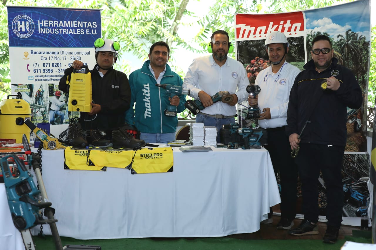 trabajadores de la empresa herramientas industriales mostrando sus productos