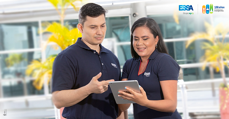 imagen de hombre y mujer trabajadores de ESSA sosteniendo una tablet y mirando hacia ella imagen de hombre y mujer trabajadores de ESSA sosteniendo una tablet y mirando hacia ella