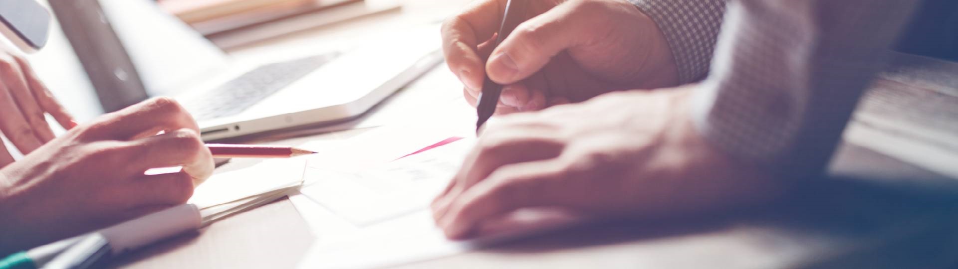 manos que se ven firmando un documento y otras manos que indican con un lapiz donde firmar manos que se ven firmando un documento y otras manos que indican con un lapiz donde firmar