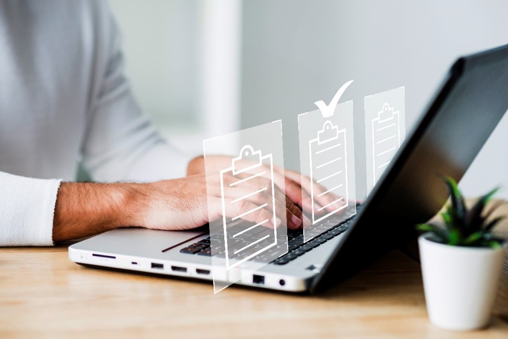 imagen de un hombre usando su computador imagen de un hombre usando su computador