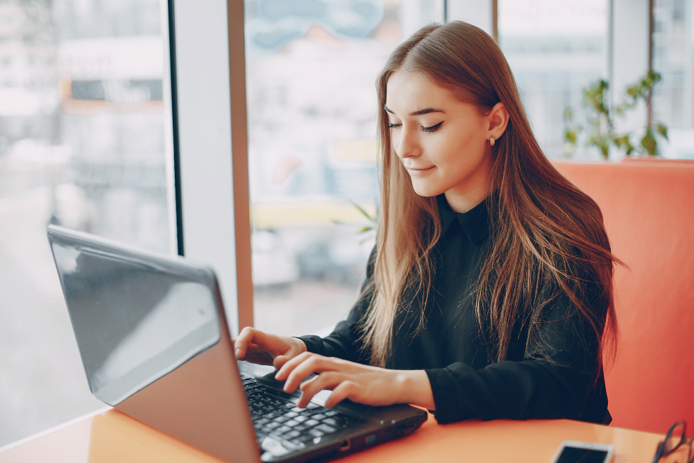 mujer empresaria trabajando con un computador mujer empresaria trabajando con un computador