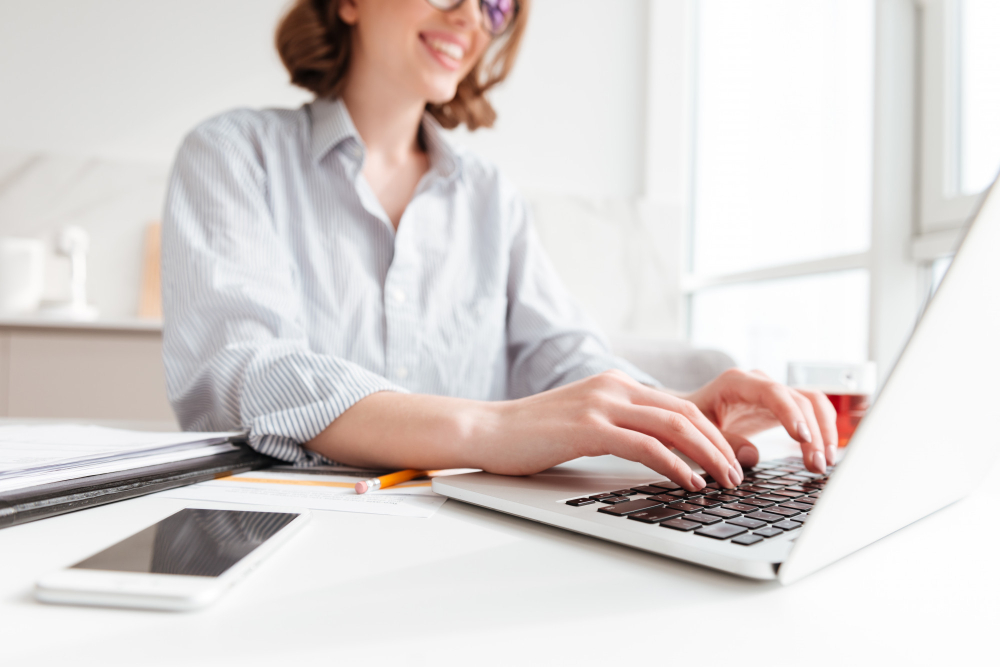 mujer escribiendo en un computador mujer escribiendo en un computador