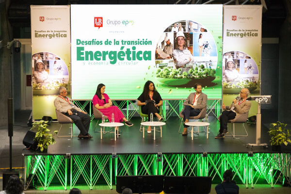 fotografía de la tarima con los invitados al foro desafíos de la transición energética fotografía de la tarima con los invitados al foro desafíos de la transición energética