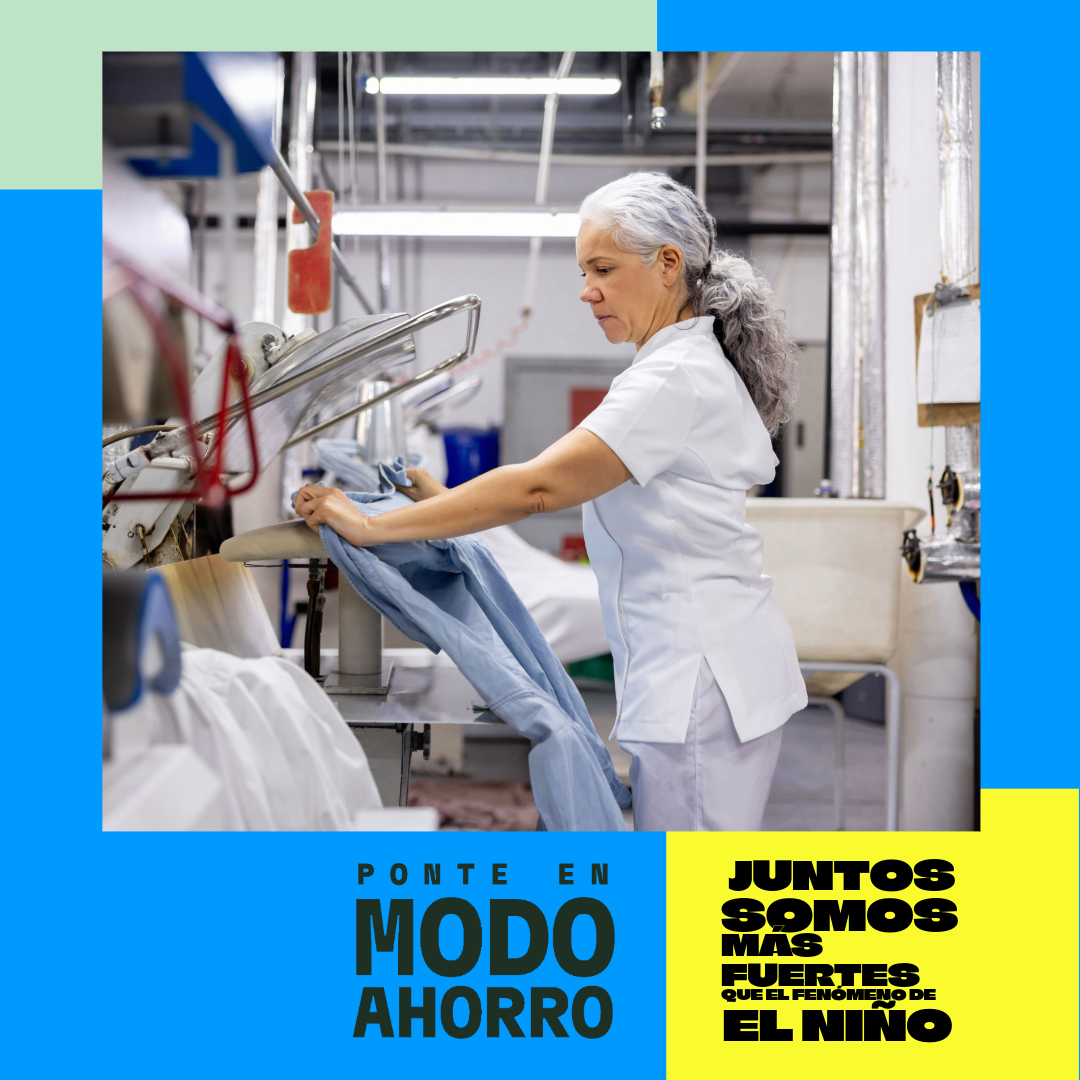 Imagen de una señora planchando en una empresa, y la palabra ponte en modo ahorro y la frase Juntos somos mas fuertes que el fenomeno de el niño